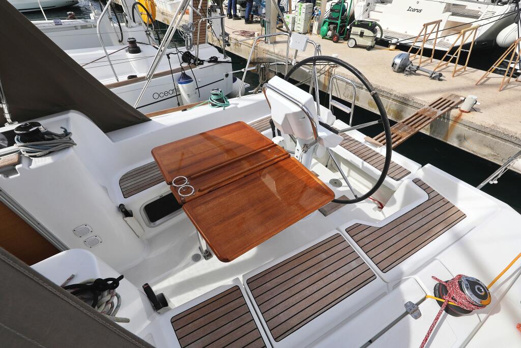 Sailing yacht 