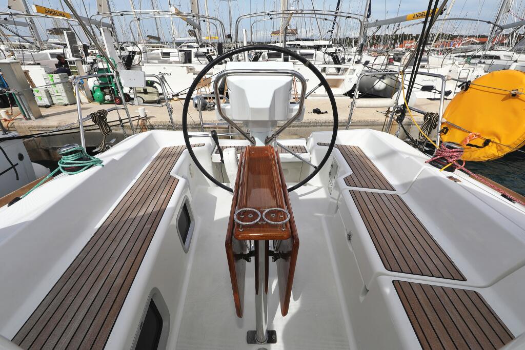Sailing yacht 