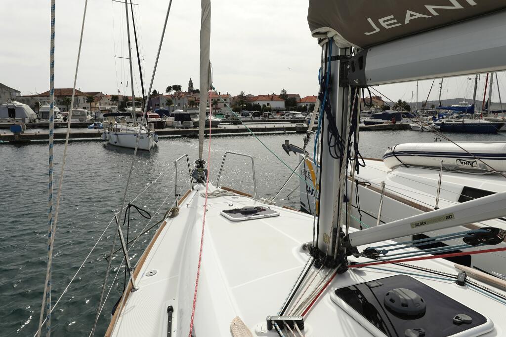 Sailing yacht 