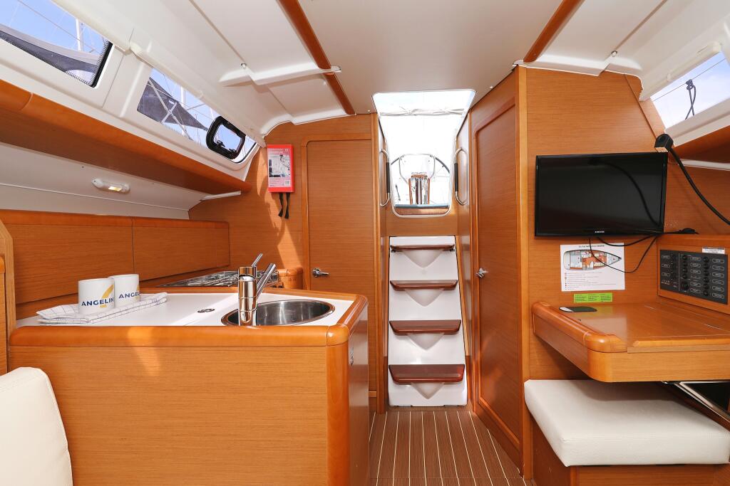 Sailing yacht 