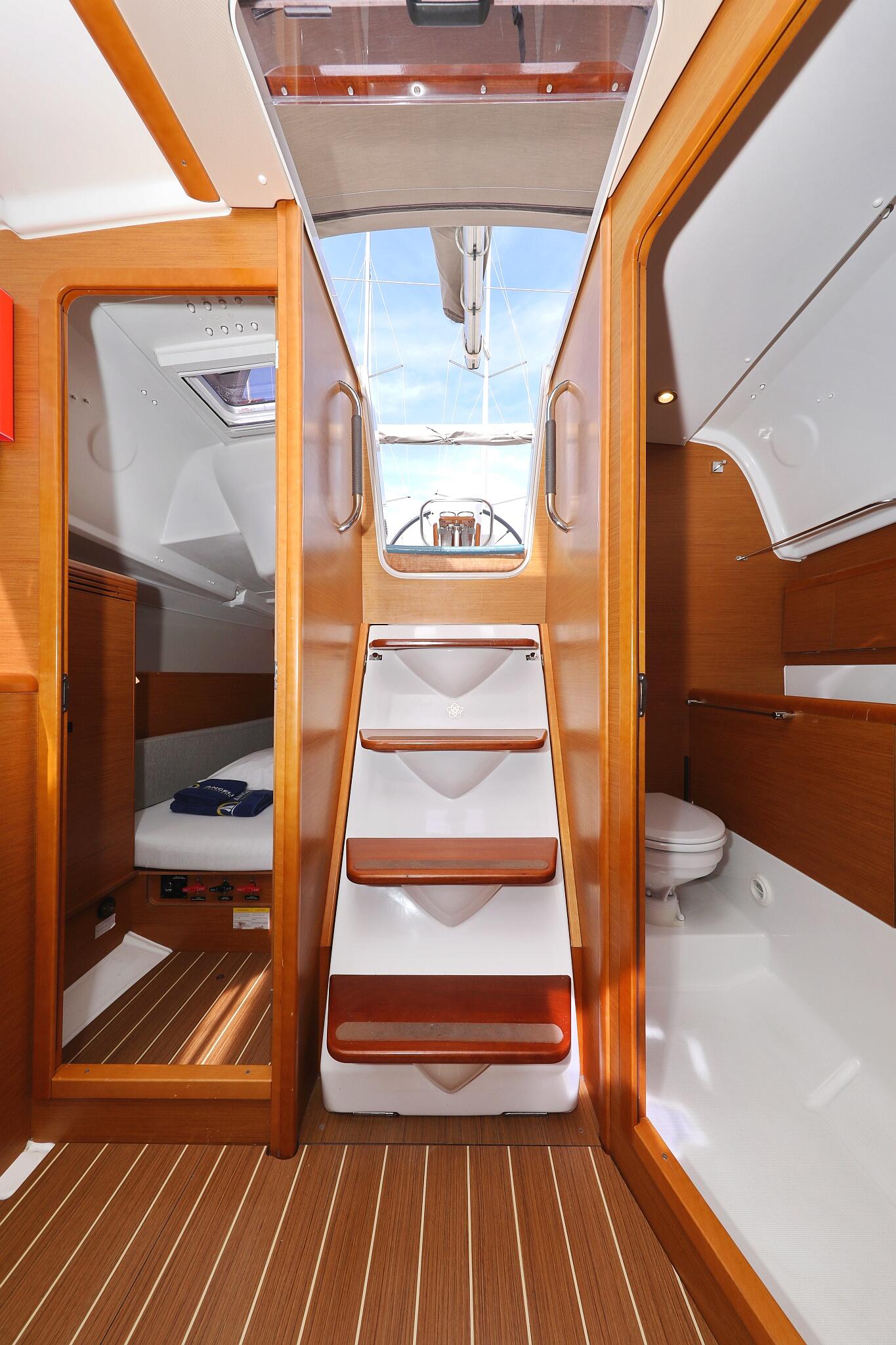 Sailing yacht 
