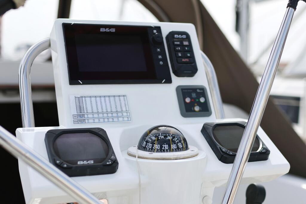 Sailing yacht 