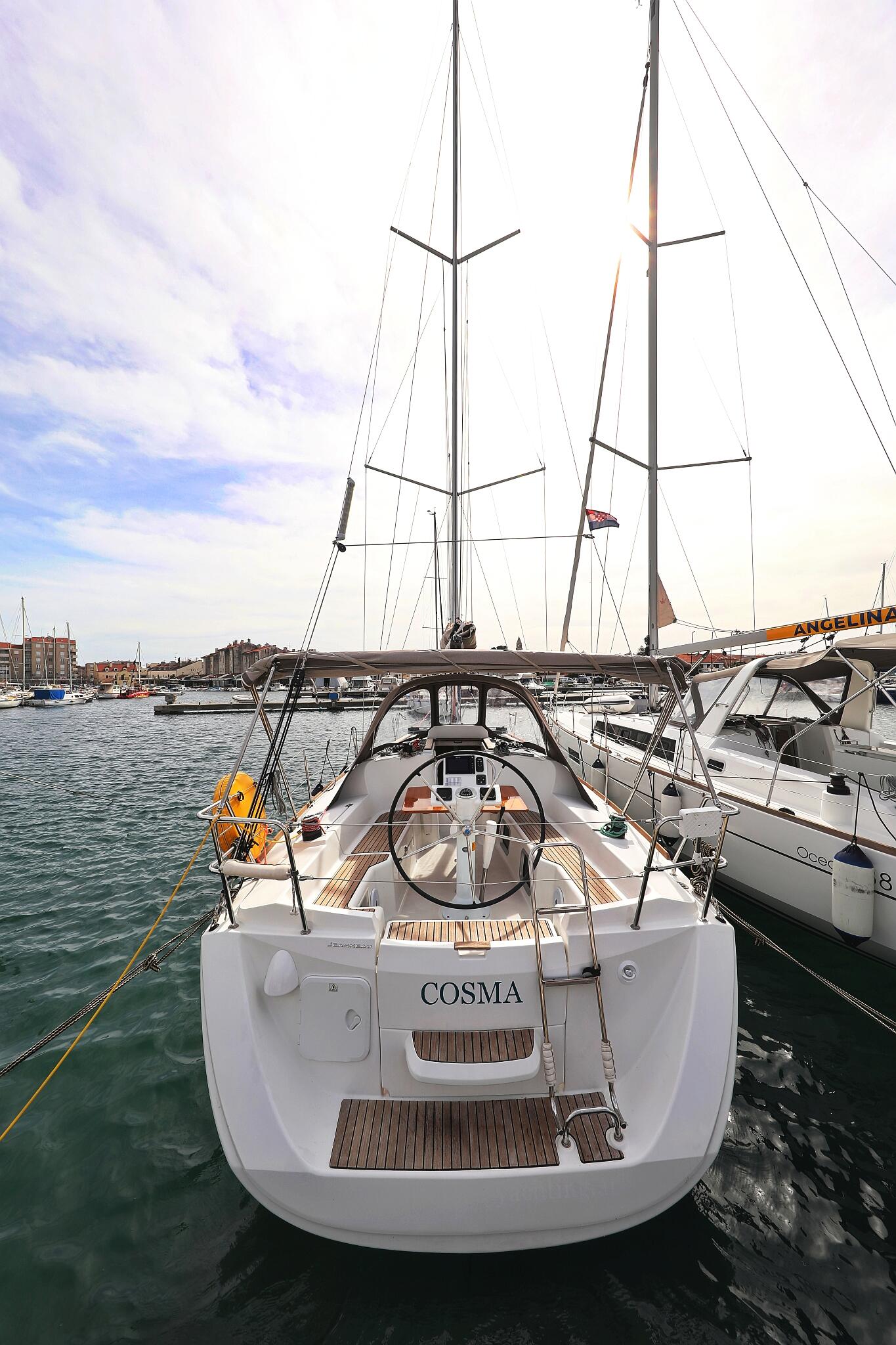 Sailing yacht 