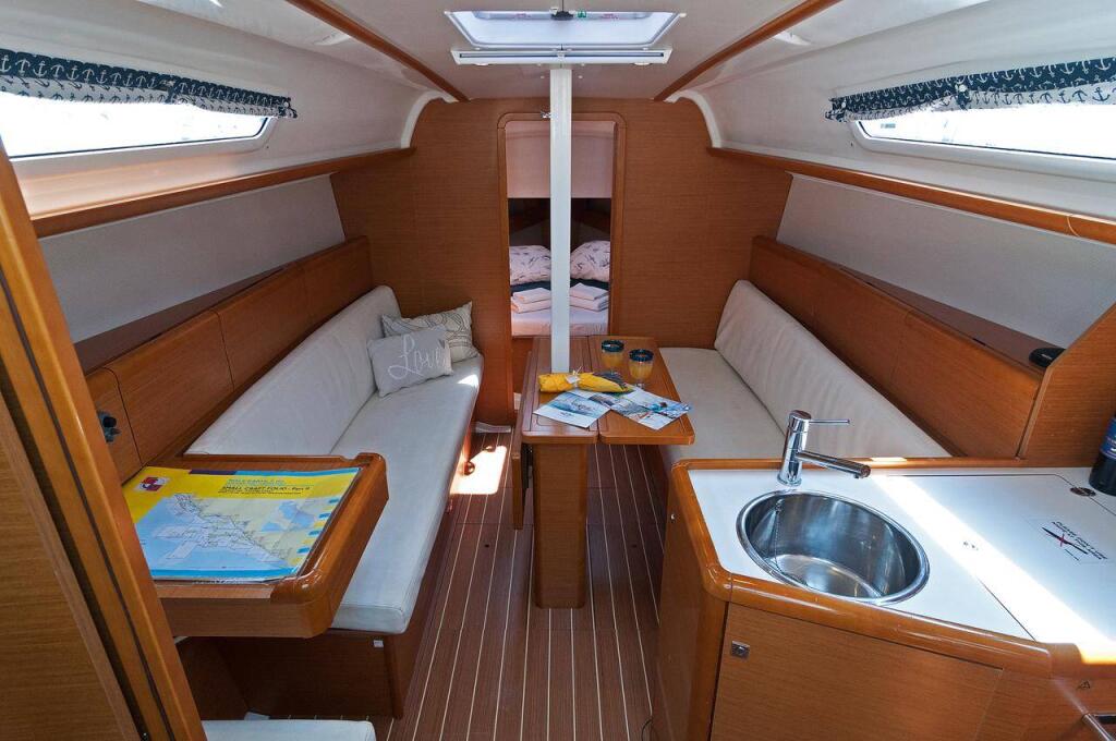 Sailing yacht 