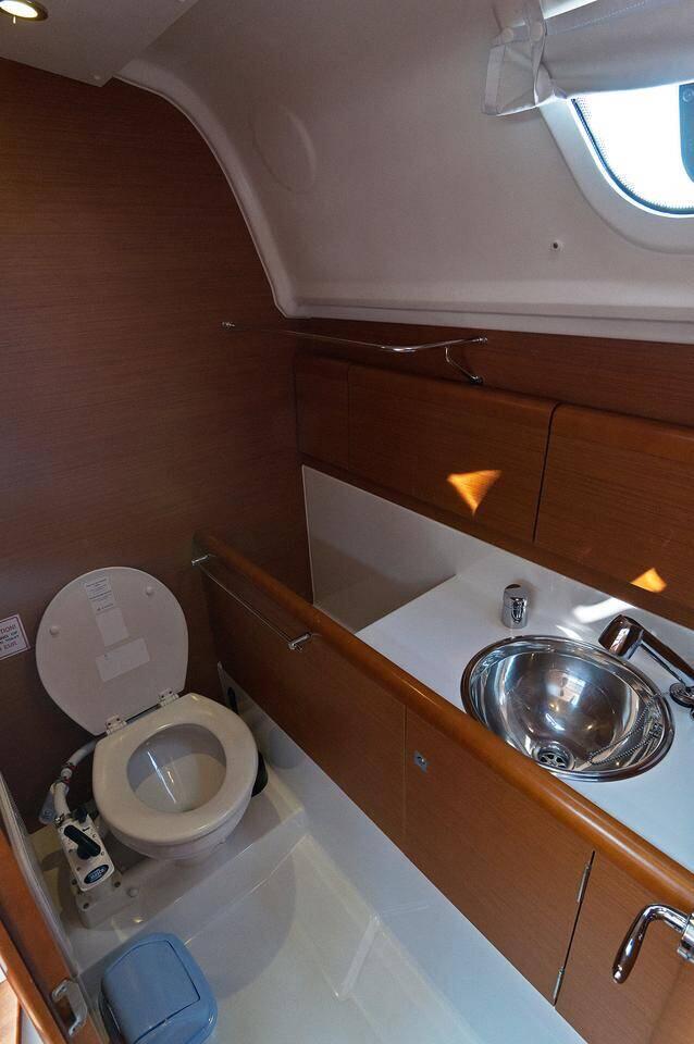 Sailing yacht 