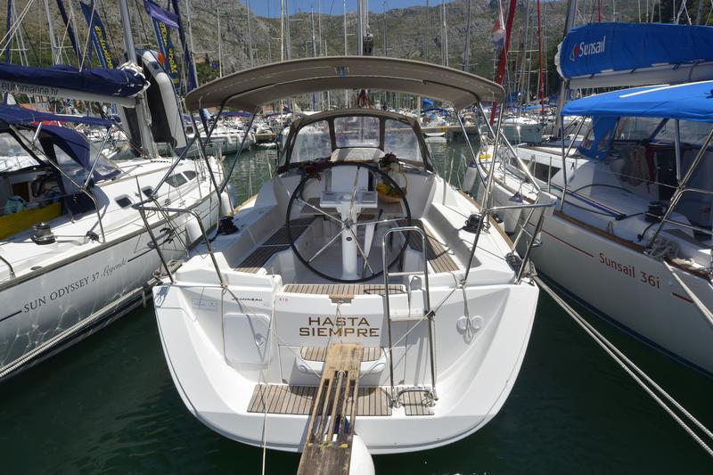 Sailing yacht 