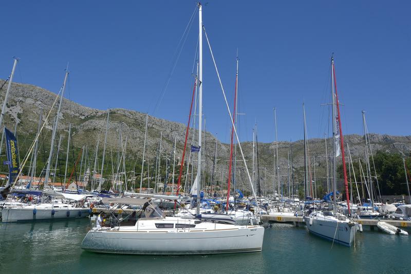 Sailing yacht 