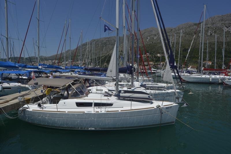 Sailing yacht 