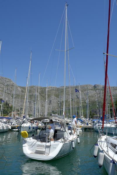 Sailing yacht 