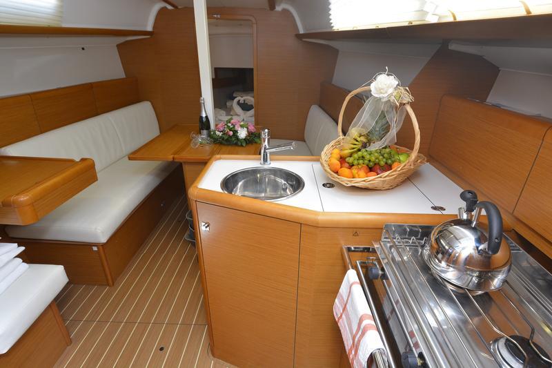 Sailing yacht 