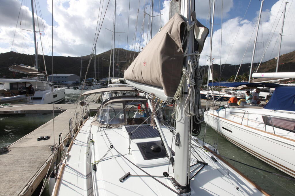 Sailing yacht 