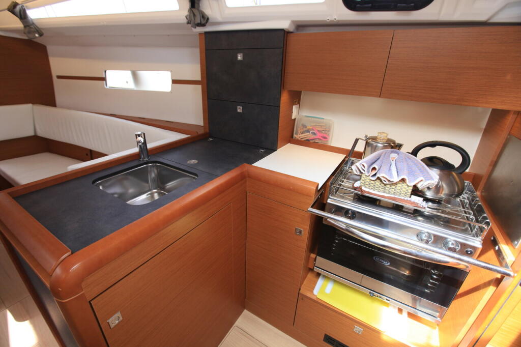 Sailing yacht 