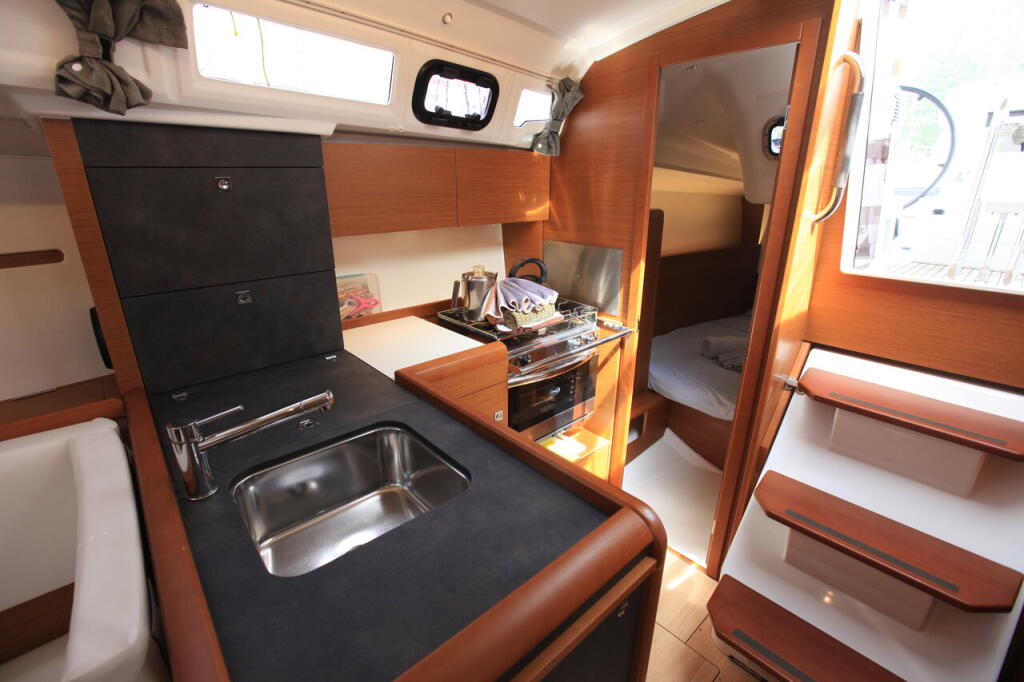 Sailing yacht 