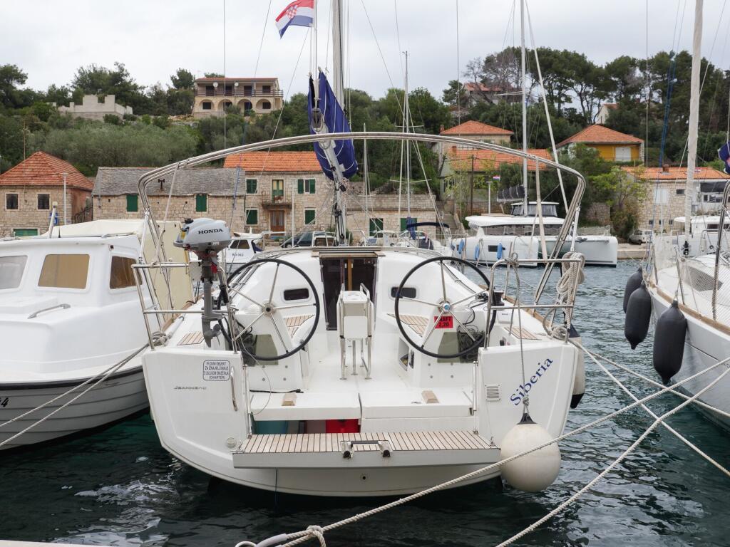 Sailing yacht 