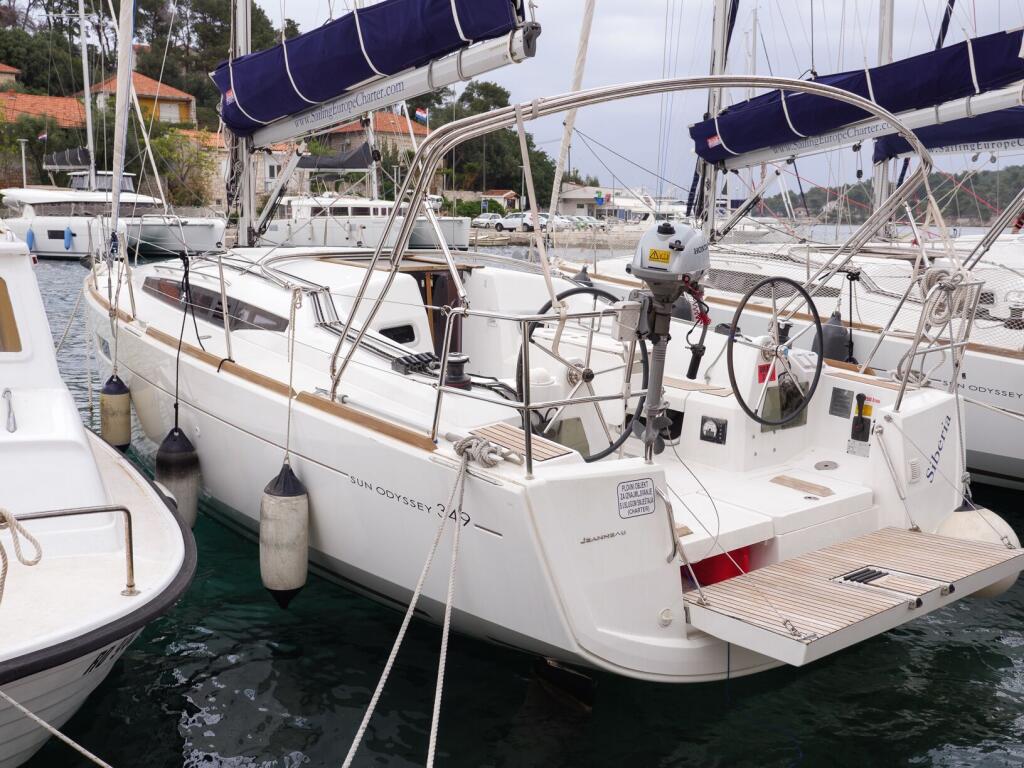 Sailing yacht 