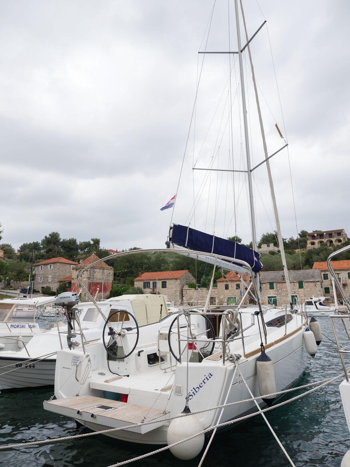 Sailing yacht 