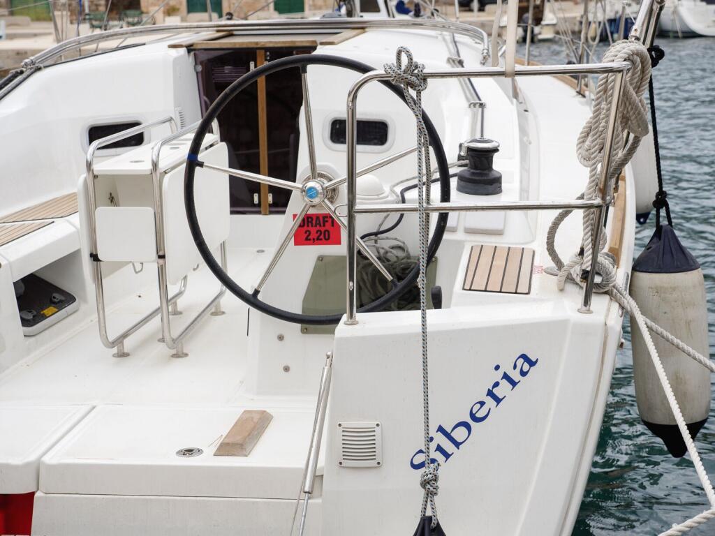 Sailing yacht 