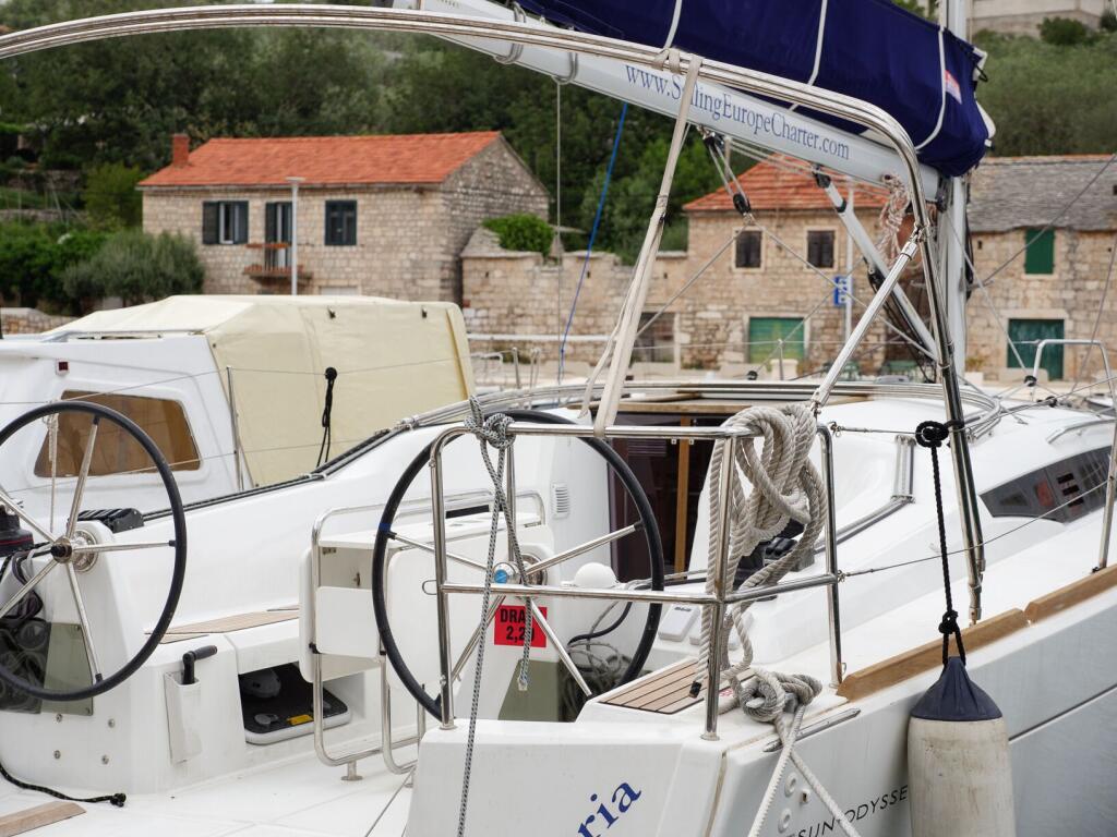 Sailing yacht 