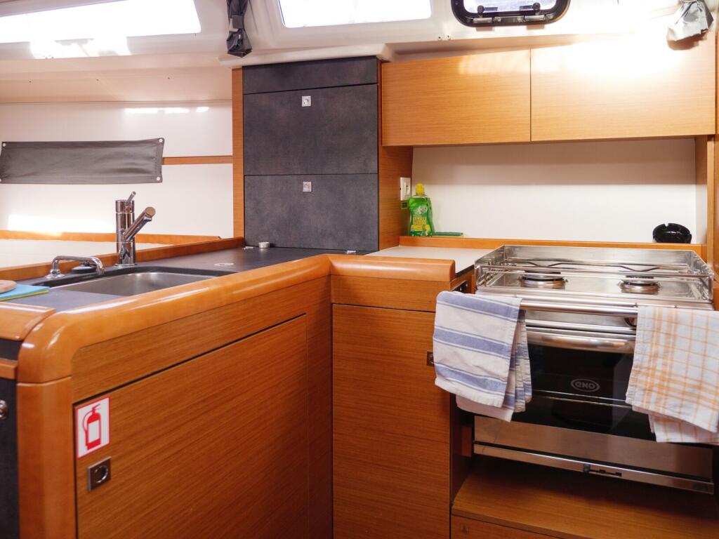 Sailing yacht 