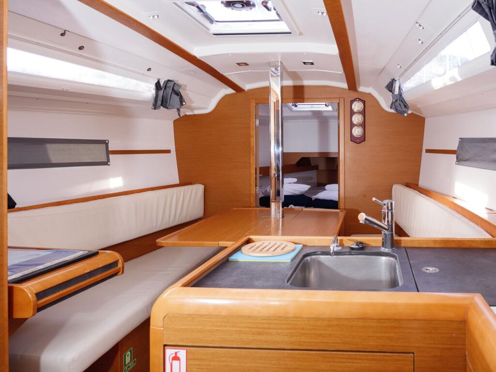 Sailing yacht 