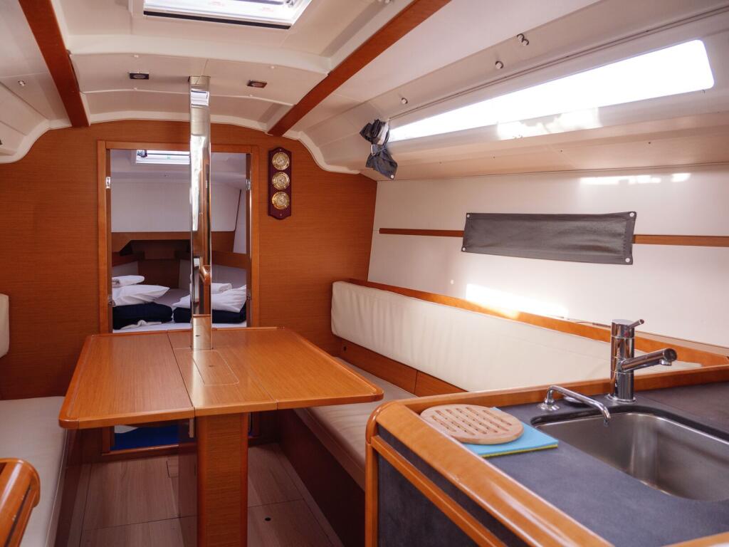 Sailing yacht 