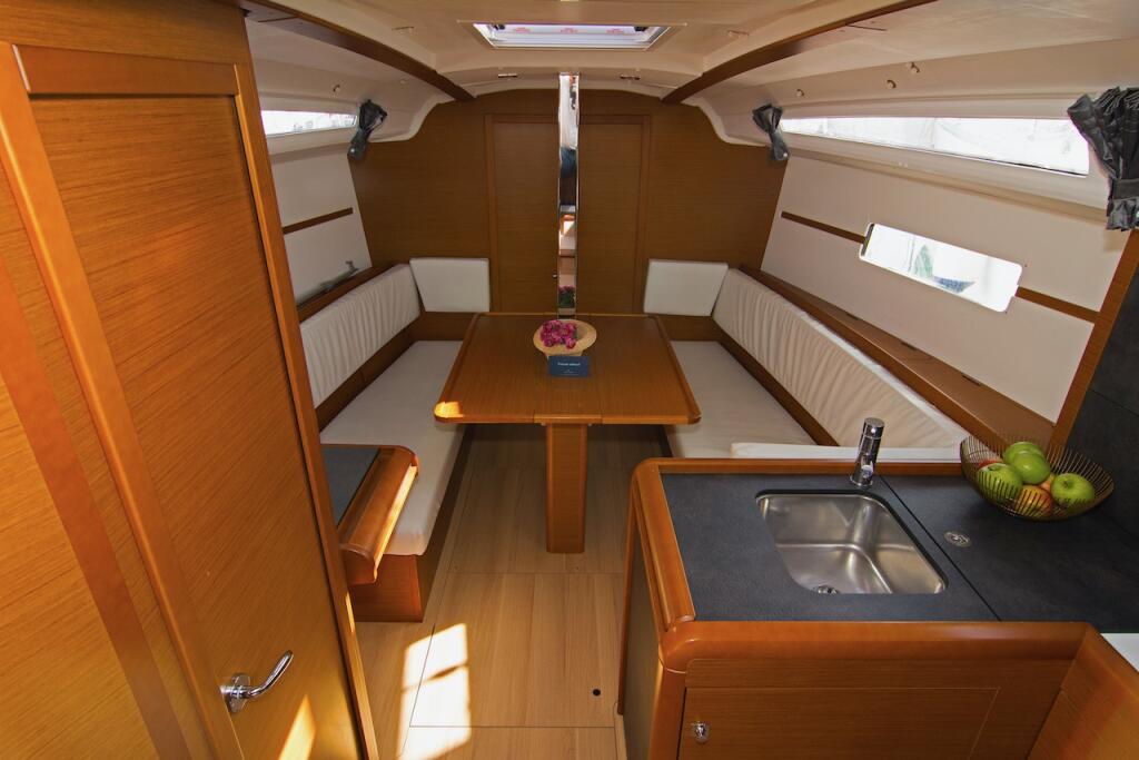 Sailing yacht 