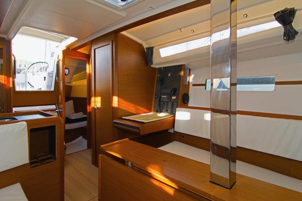 Sailing yacht 