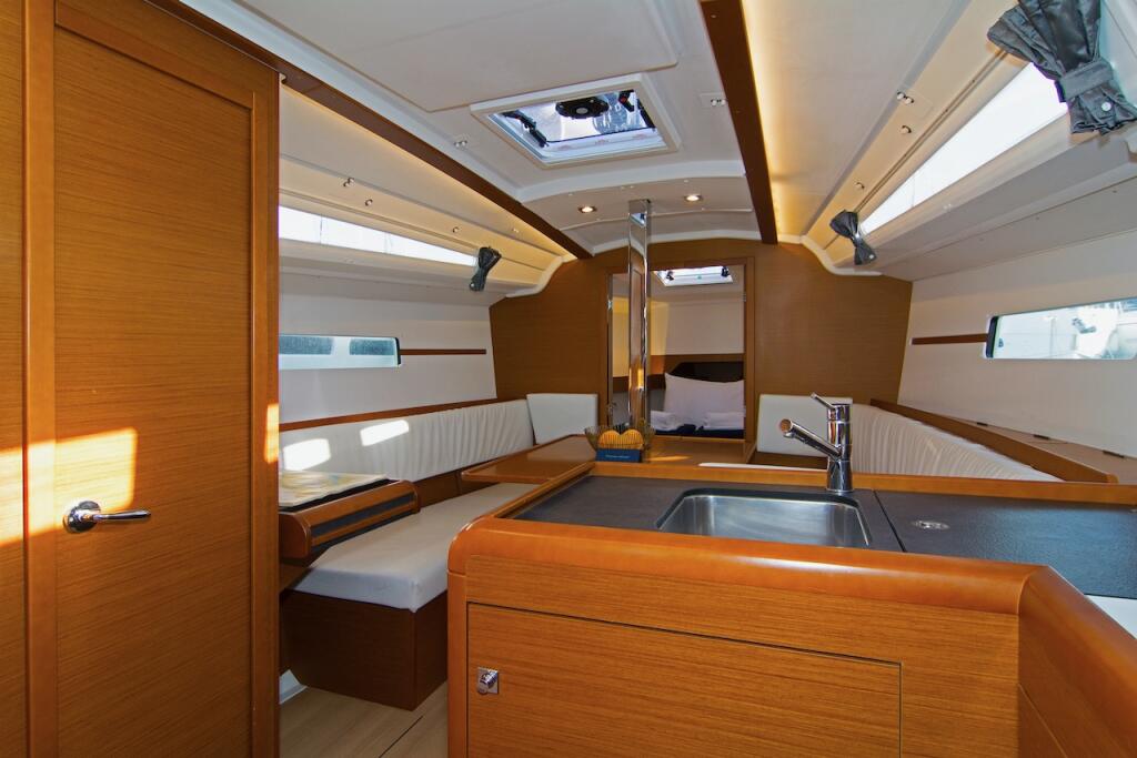Sailing yacht 