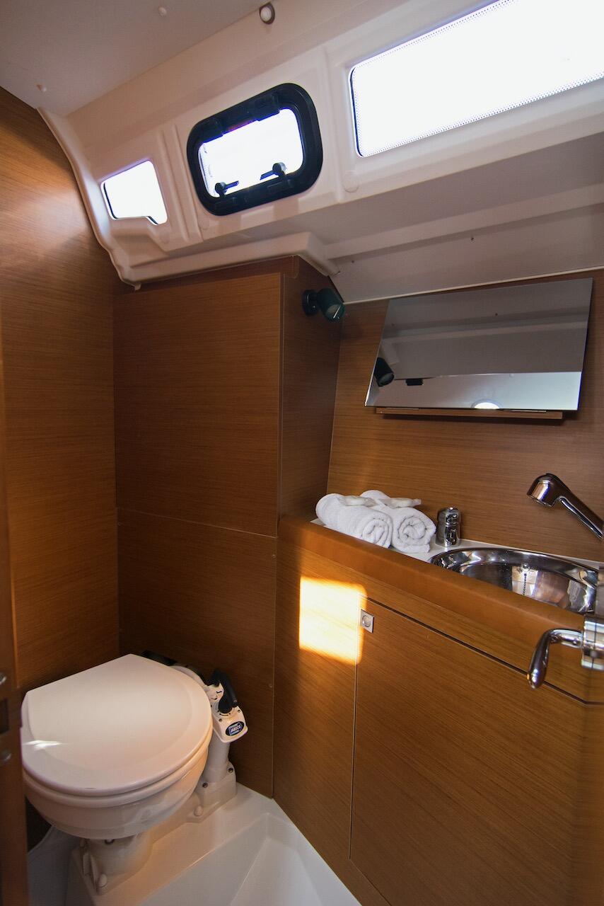 Sailing yacht 