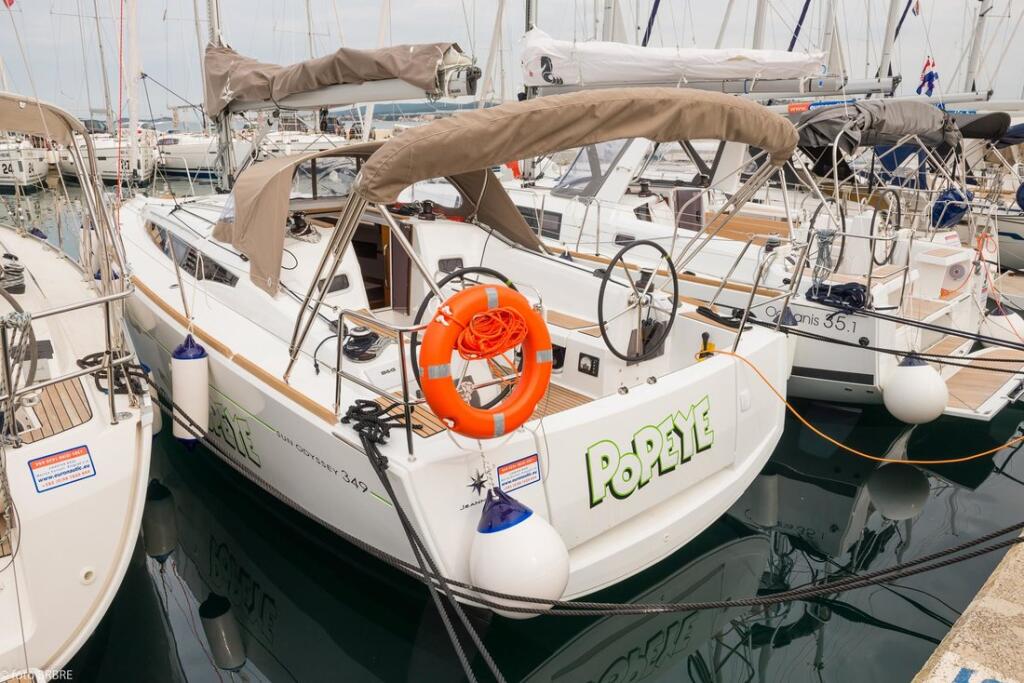 Sailing yacht 