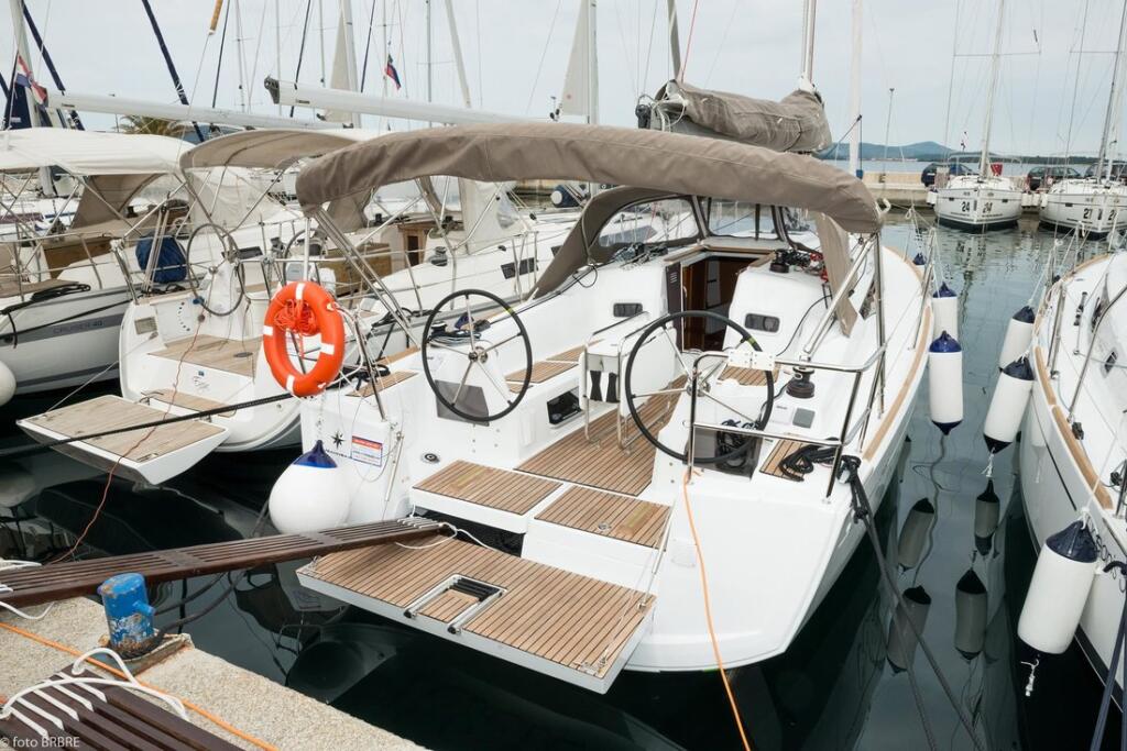 Sailing yacht 
