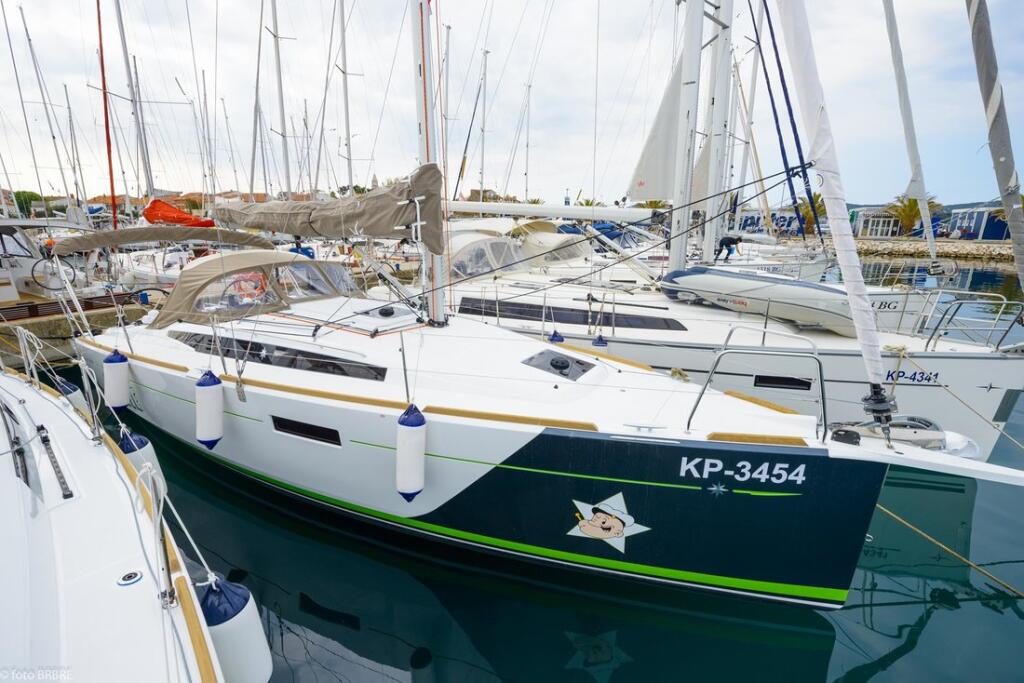 Sailing yacht 