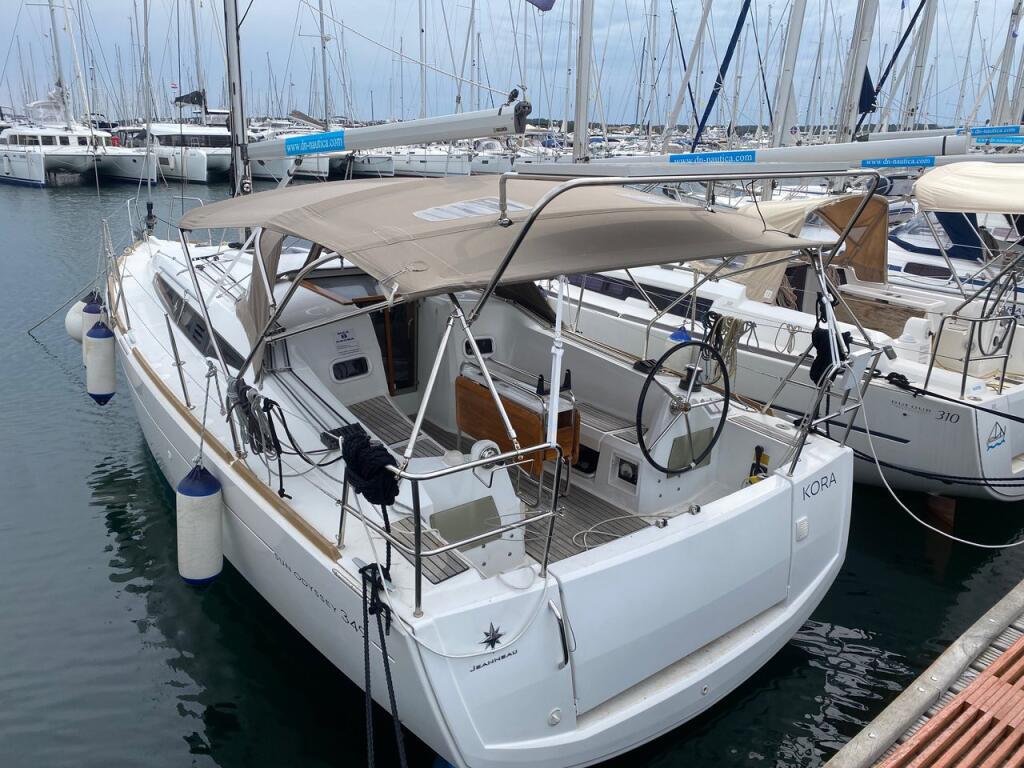 Sailing yacht 