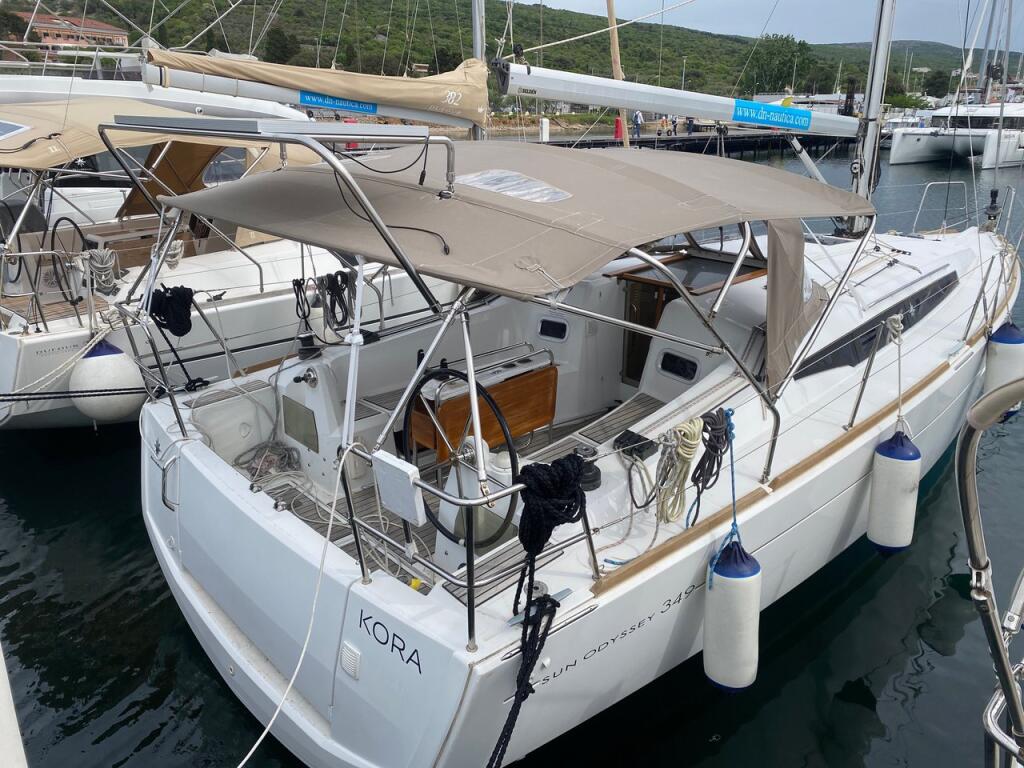 Sailing yacht 