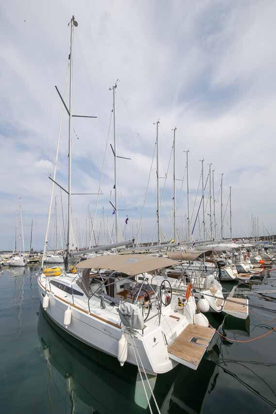 Sailing yacht 