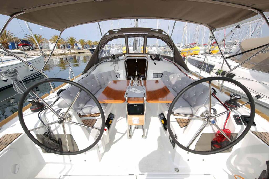 Sailing yacht 