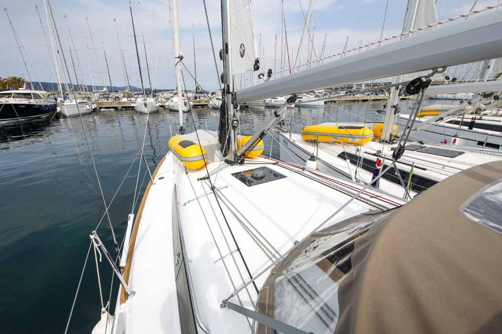 Sailing yacht 