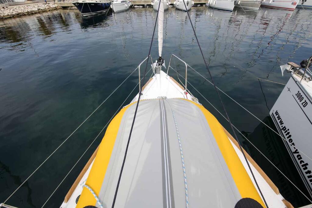 Sailing yacht 