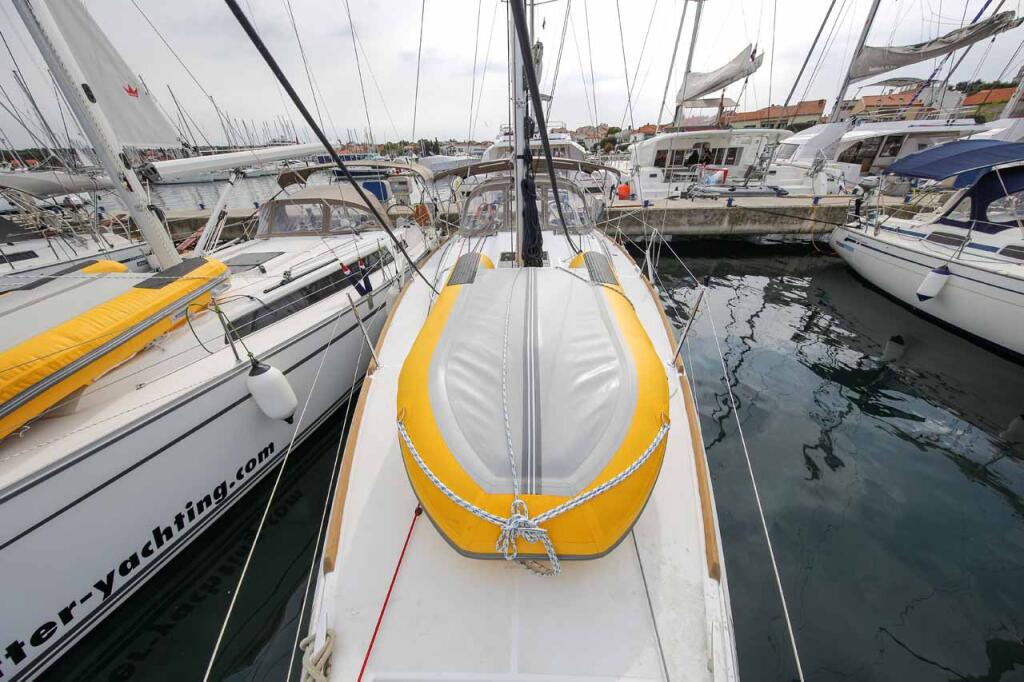 Sailing yacht 