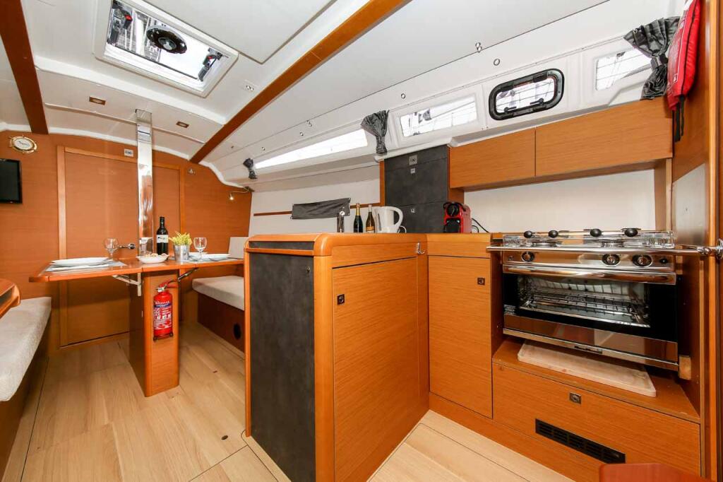Sailing yacht 