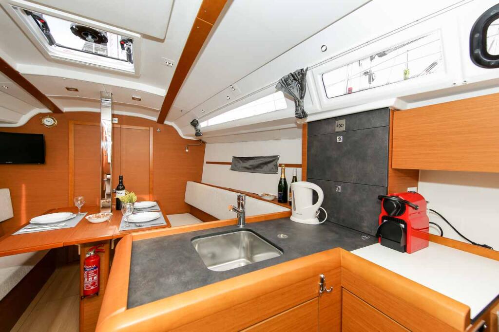 Sailing yacht 