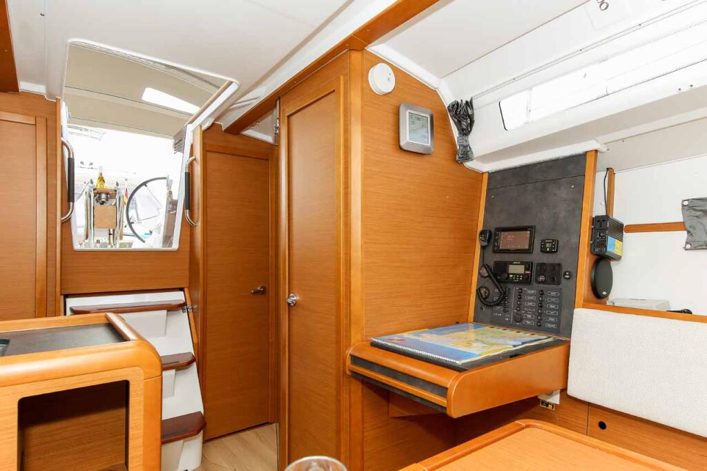 Sailing yacht 