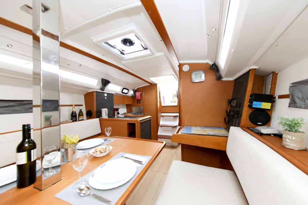 Sailing yacht 