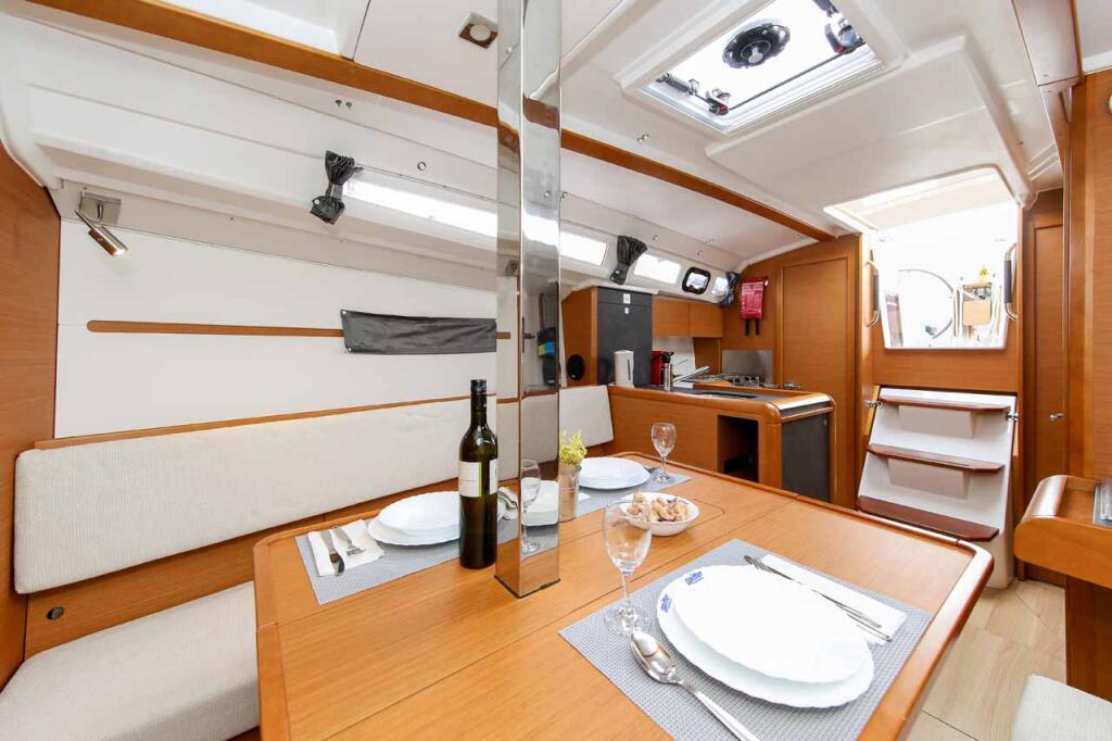 Sailing yacht 