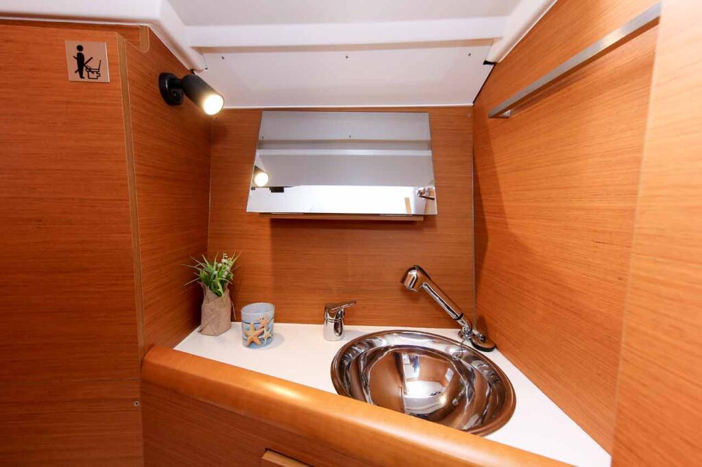 Sailing yacht 