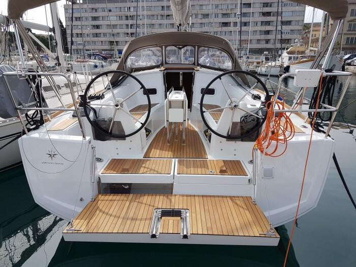 Sailing yacht 
