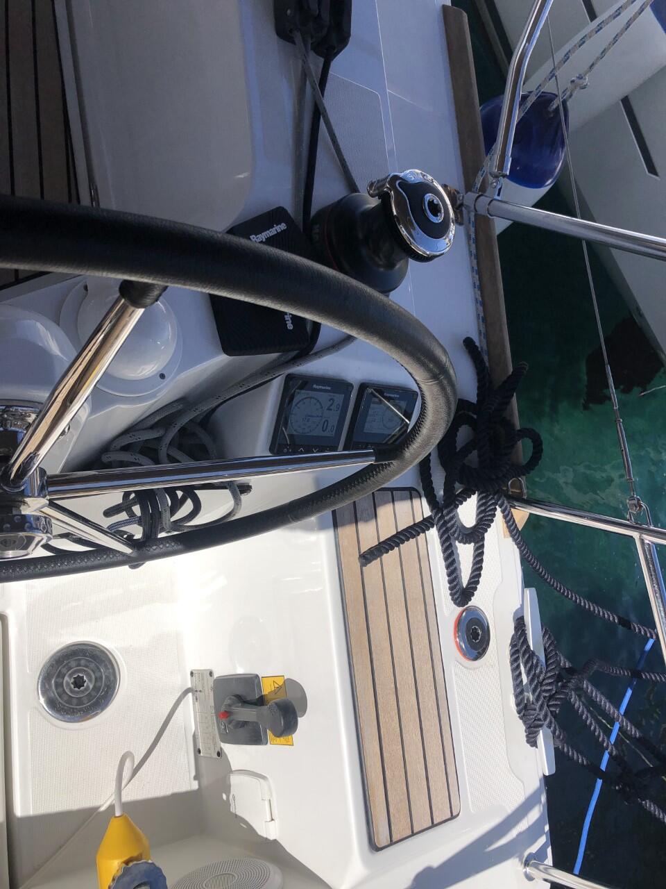 Sailing yacht 