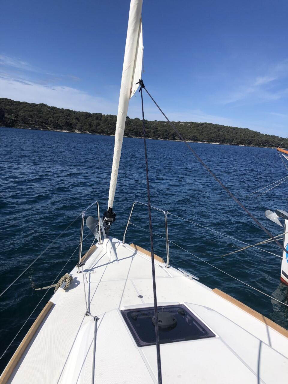 Sailing yacht 