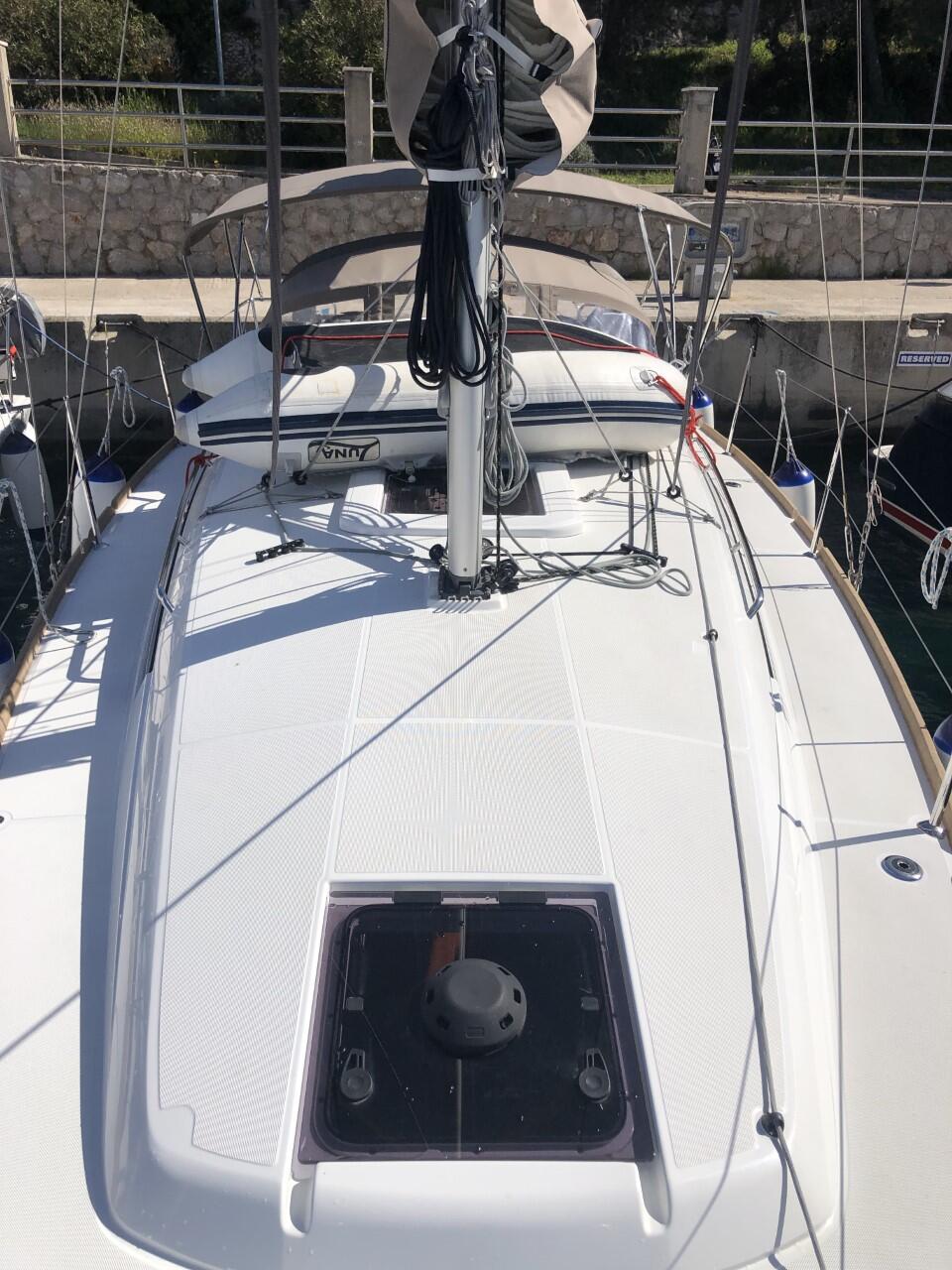 Sailing yacht 