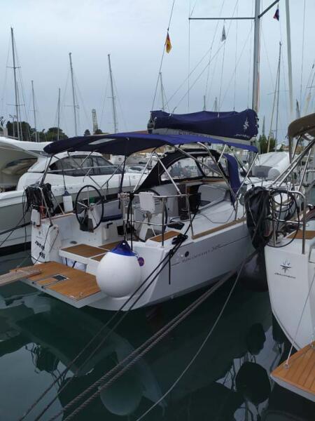 Sailing yacht 